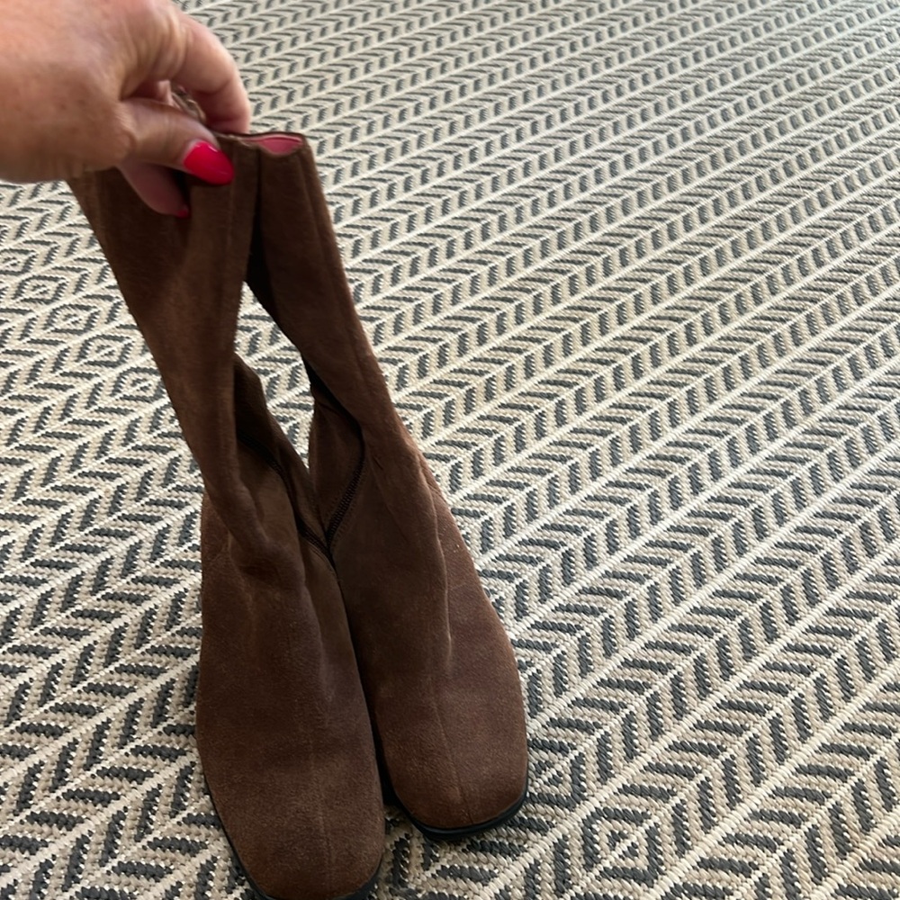 LIKE NEW Women’s Mary Kate and Ashley Suede upper Boots